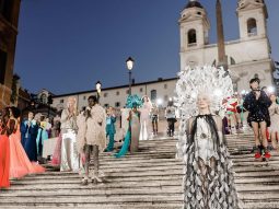 Valentino Haute Couture Thu Đông 2022 nhìn lại 23 năm sự nghiệp của Pierpaolo Piccioli