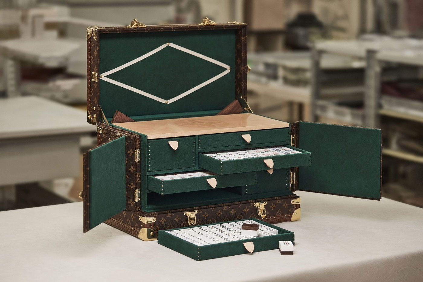 louis vuitton bo co mat chuoc mahjong vanity case 2022 003 - Chơi mahjong phong cách xa xỉ với bàn mạt chược Louis Vuitton