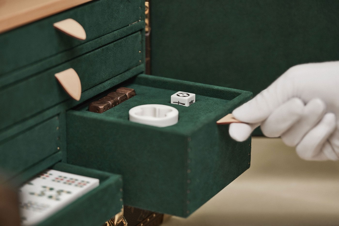 louis vuitton bo co mat chuoc mahjong vanity case 2022 004 - Chơi mahjong phong cách xa xỉ với bàn mạt chược Louis Vuitton