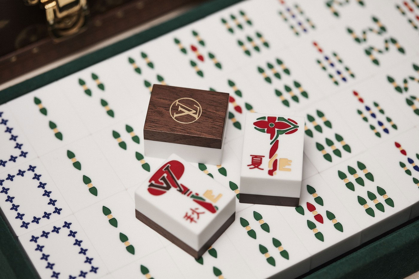 louis vuitton bo co mat chuoc mahjong vanity case 2022 005 - Chơi mahjong phong cách xa xỉ với bàn mạt chược Louis Vuitton