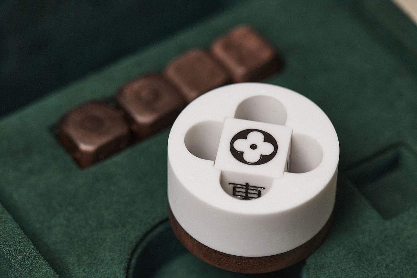 louis vuitton bo co mat chuoc mahjong vanity case 2022 006 - Chơi mahjong phong cách xa xỉ với bàn mạt chược Louis Vuitton