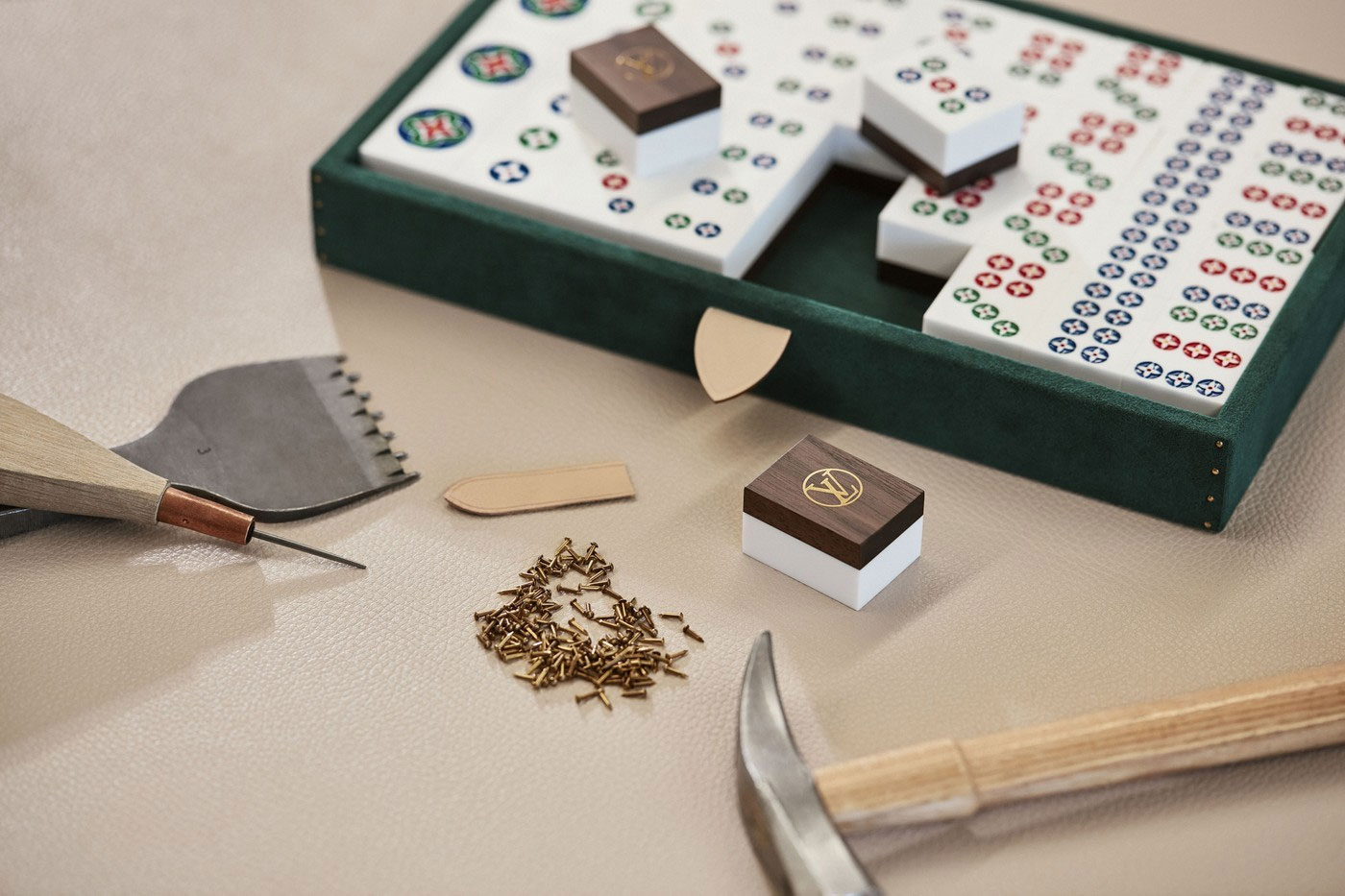 louis vuitton bo co mat chuoc mahjong vanity case 2022 012 - Chơi mahjong phong cách xa xỉ với bàn mạt chược Louis Vuitton