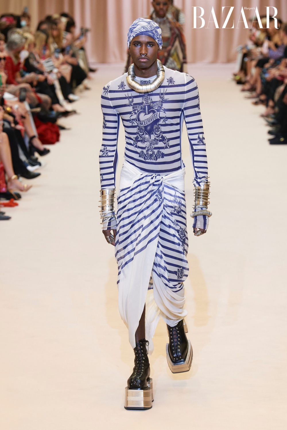 Một thiết kế Jean Paul Gaultier Haute Couture by Olivier Rousteing, gợi nhớ bộ sưu tập Les Tatouages năm 1994. Ảnh: ImaxTree 