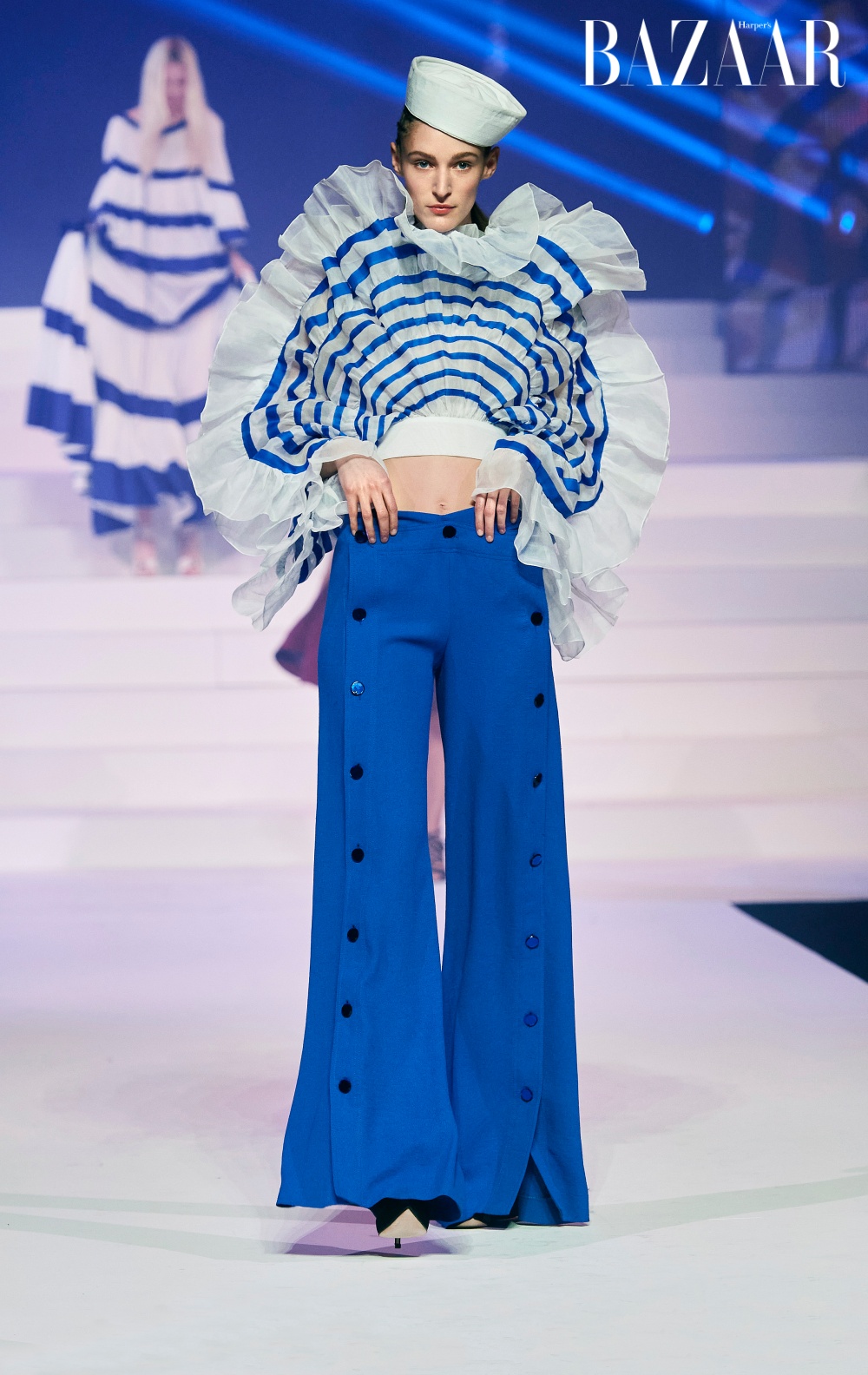 Kẻ sọc thủy thủ di sản của Gaultier, tại show diễn Haute Couture Xuân Hè 2022. Ảnh: ImaxTree 