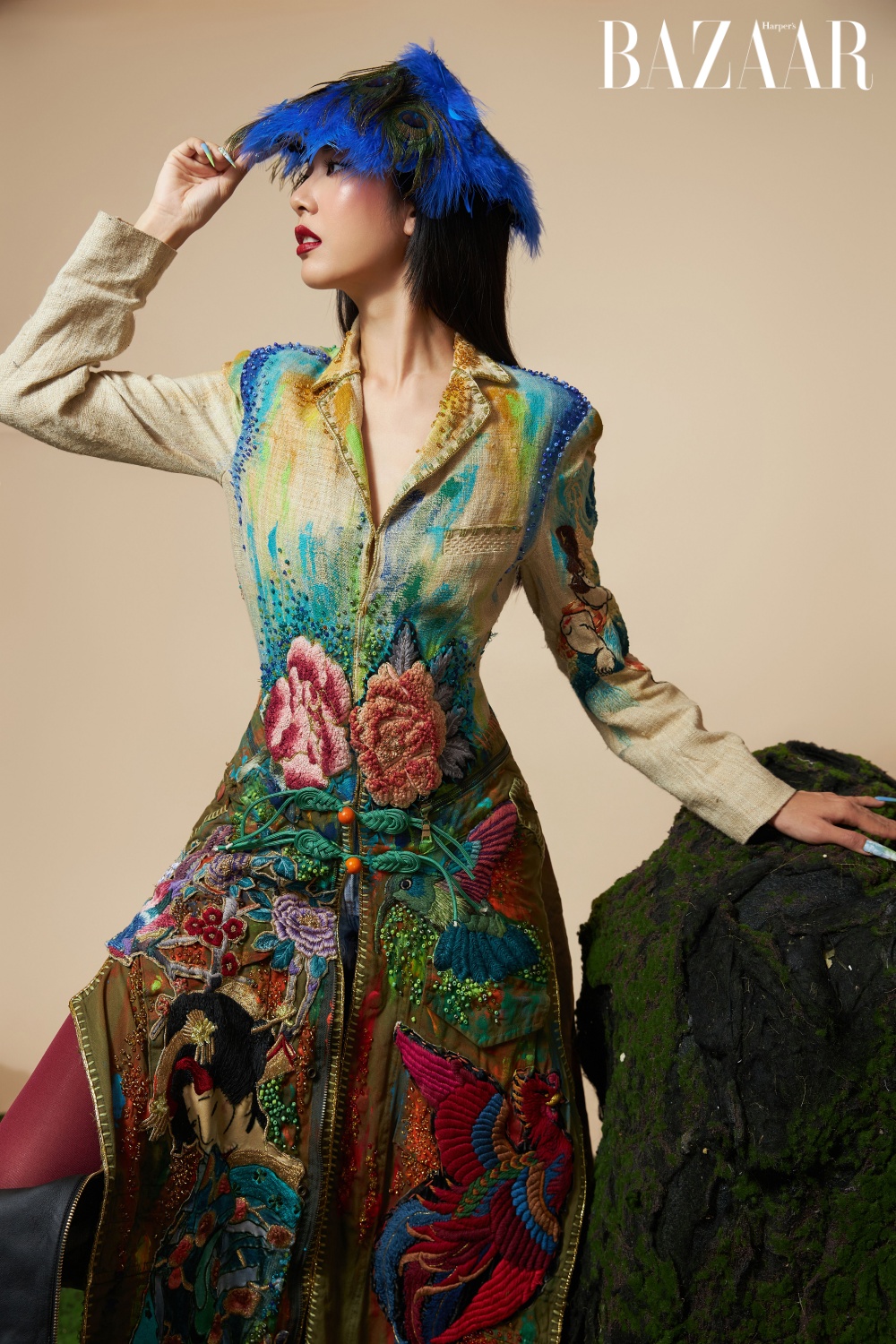 Các giá trị văn hóa truyền thống Việt Nam hiển hiện trên trang phục. 