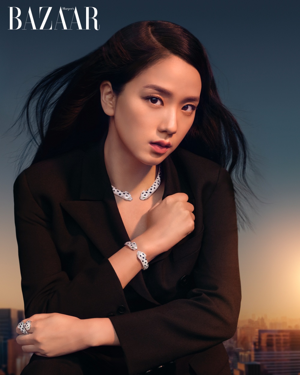 Jisoo của nhóm nhạc toàn cầu BLACKPINK tỏa sáng trong bộ sưu tập Panthère de Cartier, chế tác từ vàng trắng, kim cương, onyx và ngọc lục bảo
