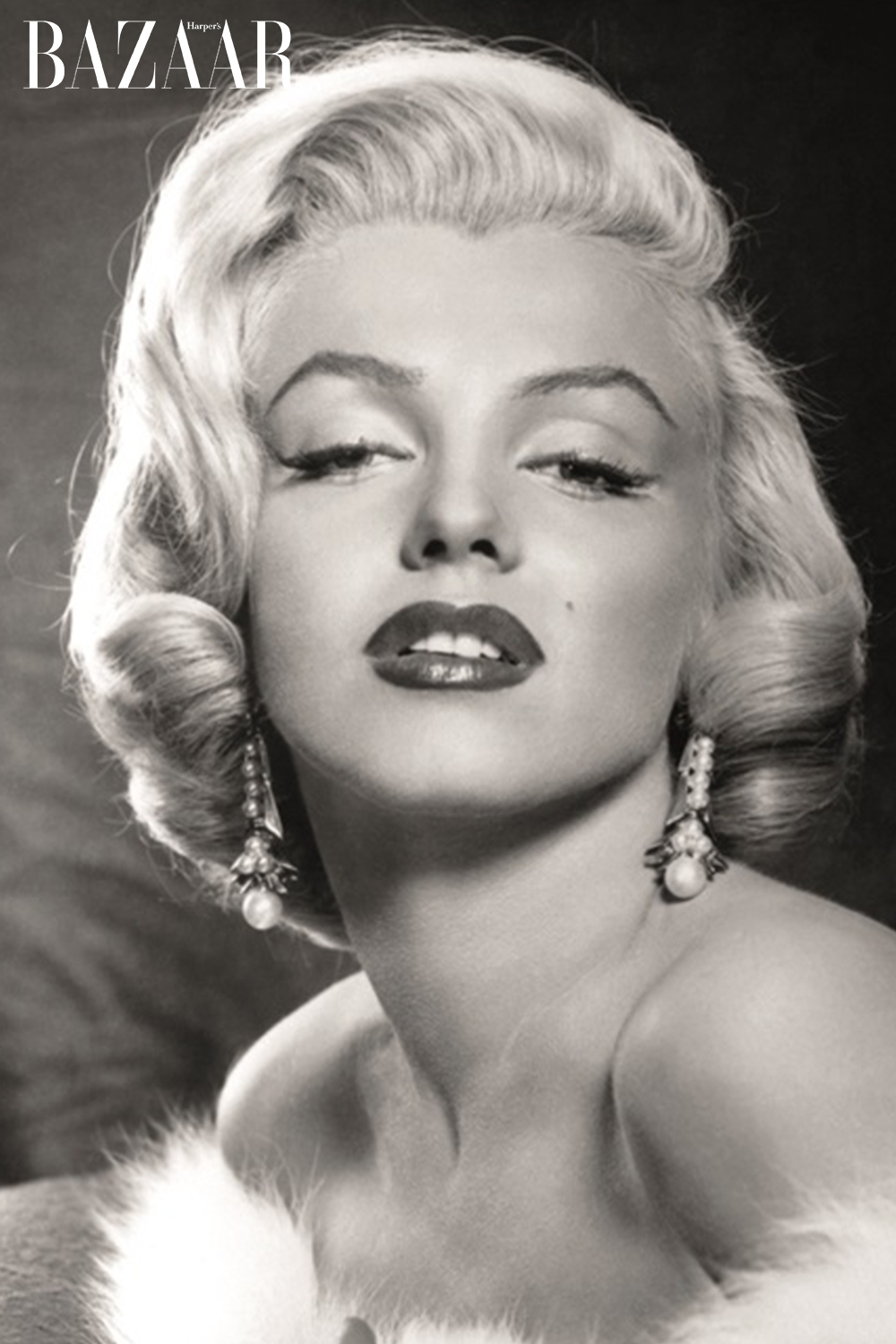 Học cách trang điểm mắt lúng liếng như Marilyn Monroe.