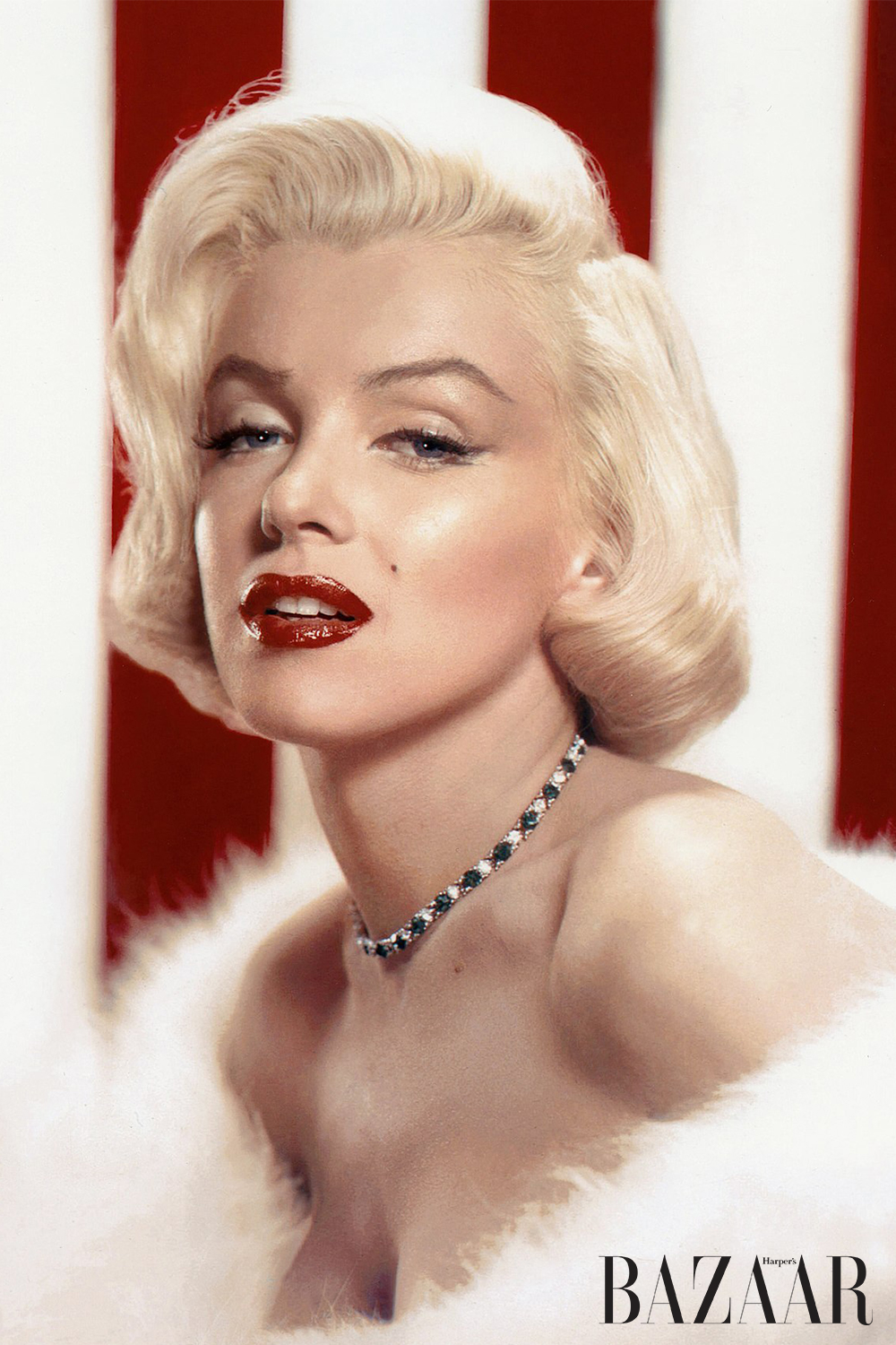 Hướng dẫn cách trang điểm mắt như Marilyn Monroe.