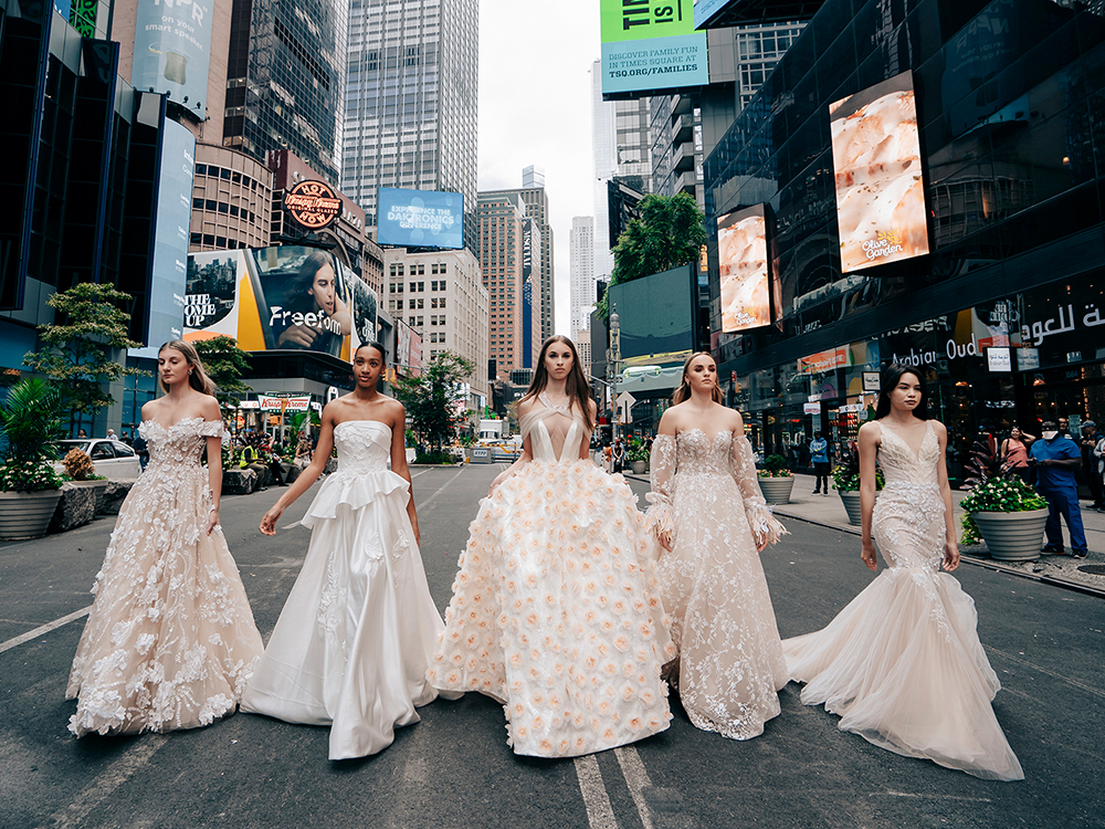 Váy cưới của NTK Trần Phương Hoa toả sáng trên đường phố New York