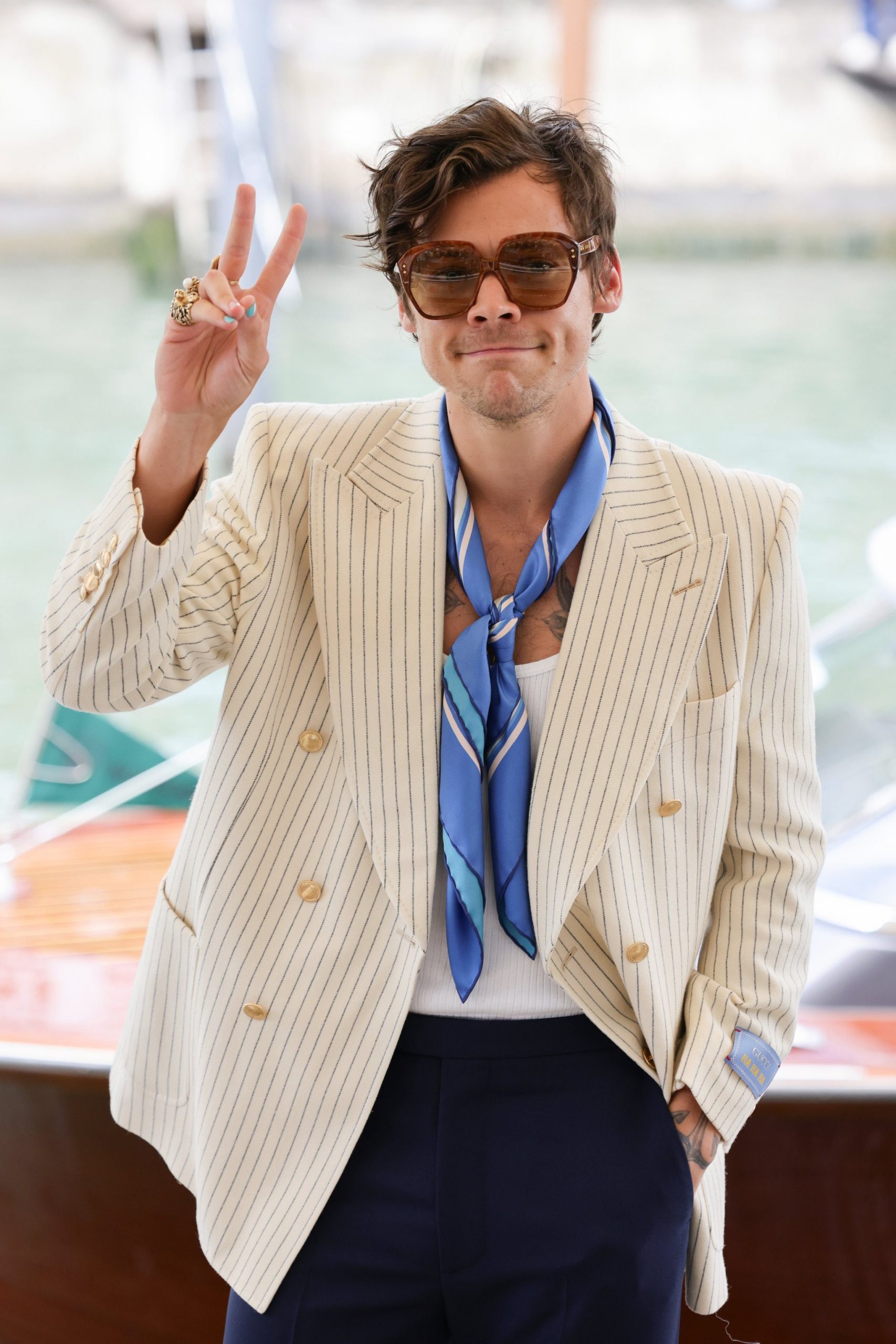 Harper's Bazaar_Harry Styles mặc Gucci tại liên hoan phim Venice_09