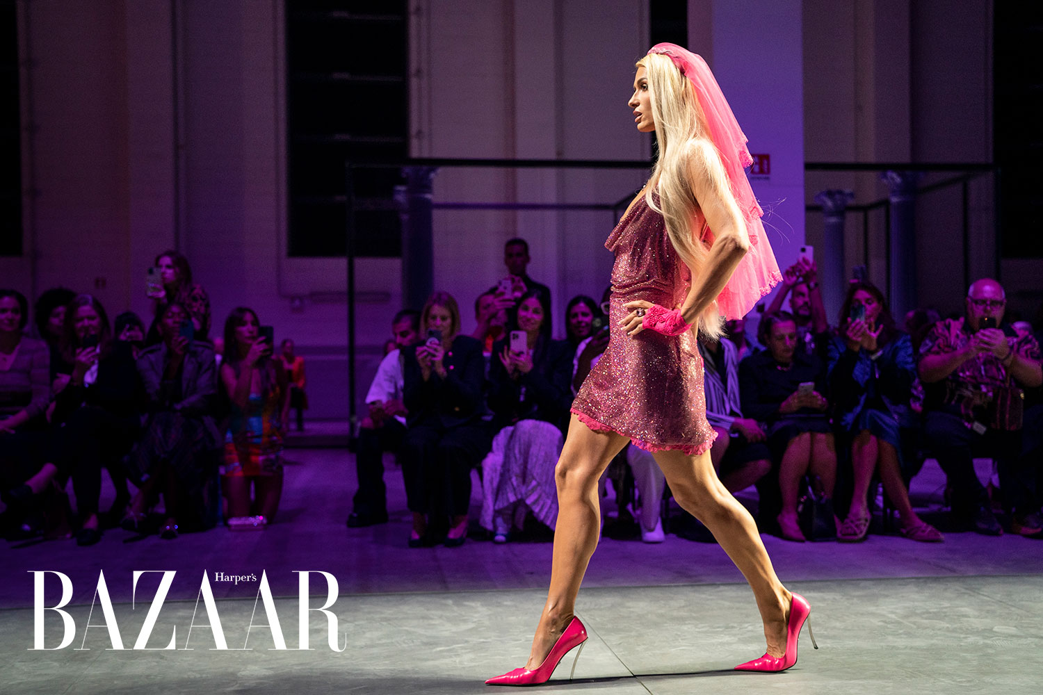 Paris Hilton: Biểu tượng Y2K trên sàn Versace