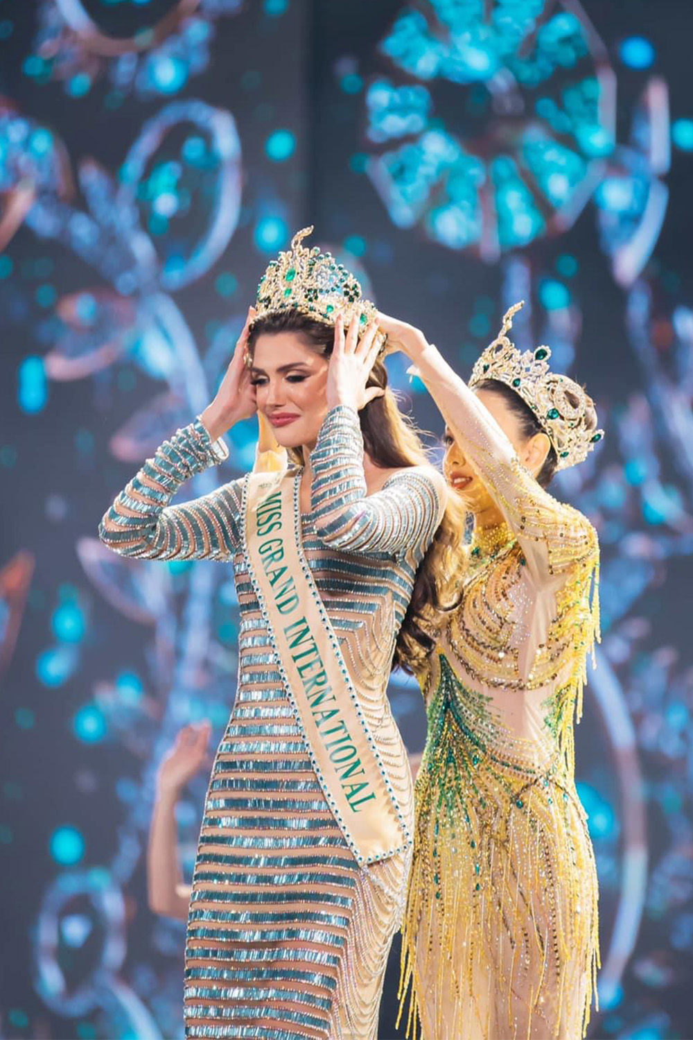 Harpers Bazaar Travel Thuy Tien mac dam NTK Nguyen Minh Tuan 02 - Muốn thành hoa hậu phải có EQ cao: Bài học từ Miss Grand International 2022