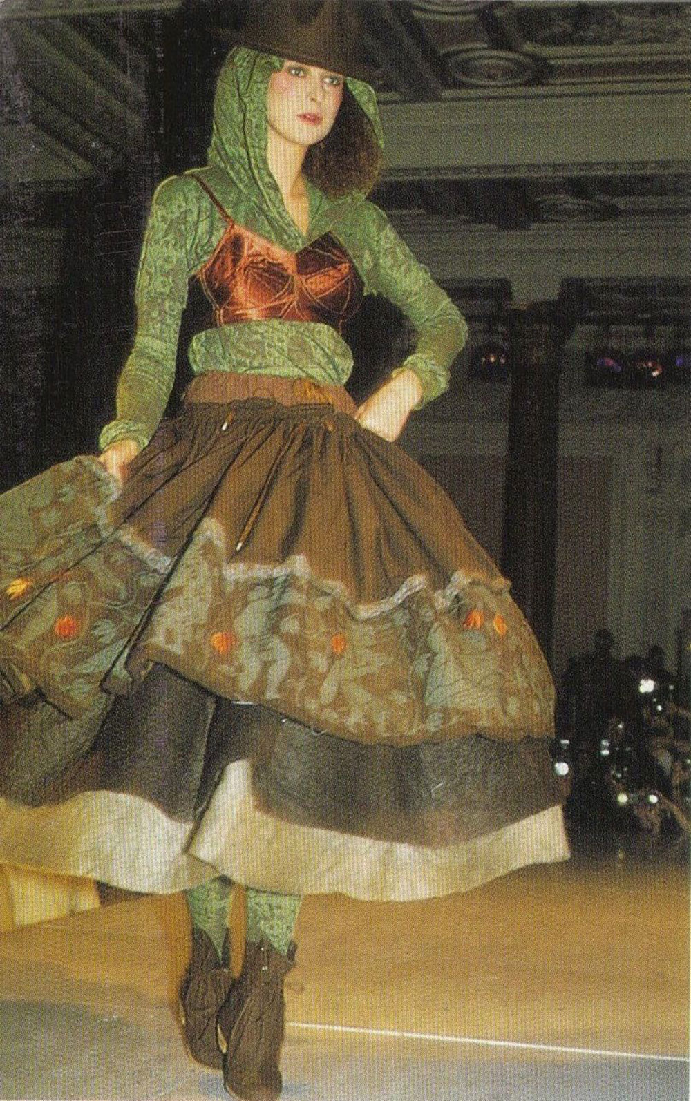 Vivienne Westwood: Biến corset “từ trong ra ngoài”