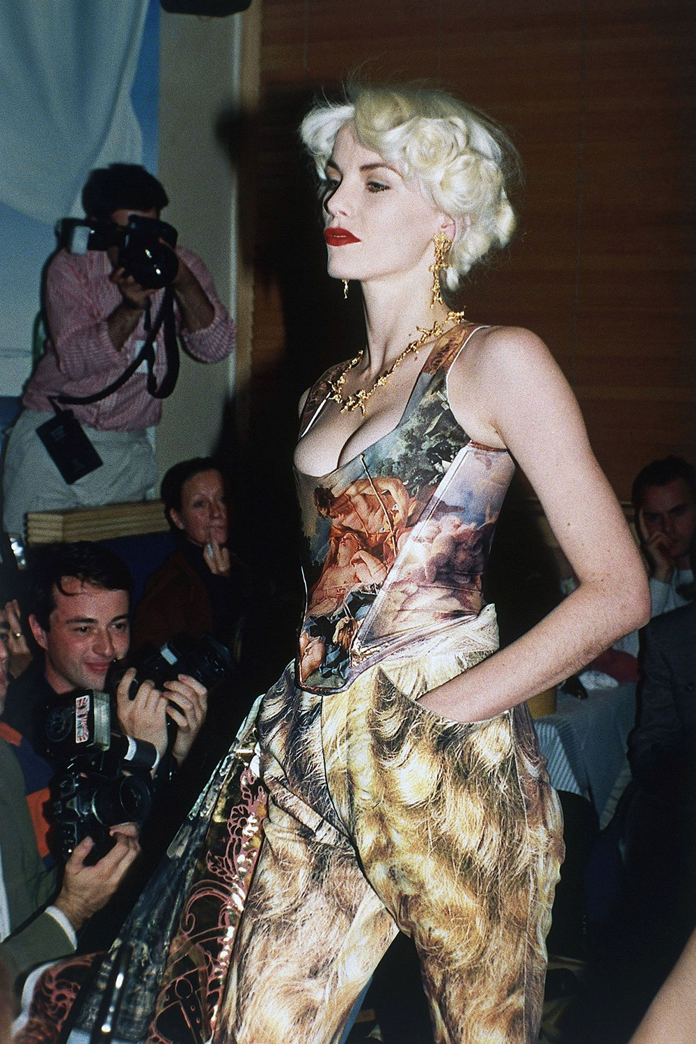 Vivienne Westwood: Biến corset “từ trong ra ngoài”