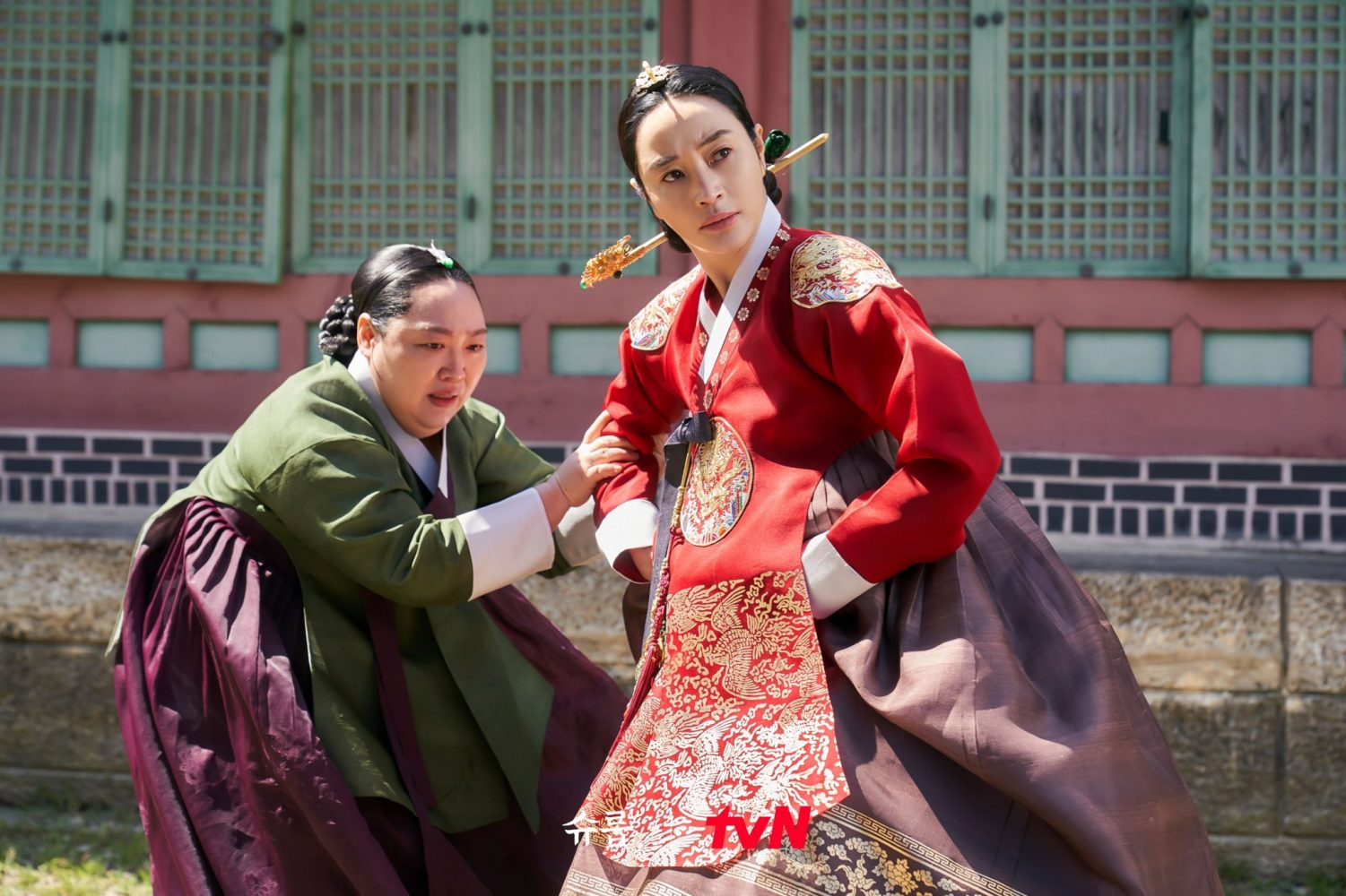 harper bazaar review phim duoi bong trung dien under the queens umbrella 8 e1666099056450 - Dưới bóng trung điện và màn lột xác của “chị đại” Kim Hye Soo