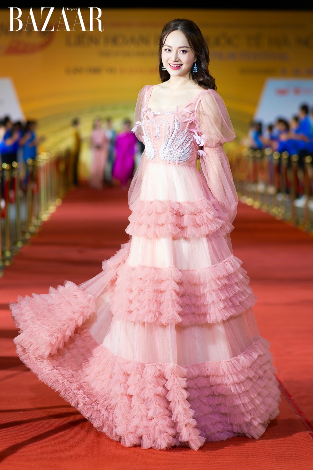 Chiếc đầm hồng công chúa Lan Phương diện. 
