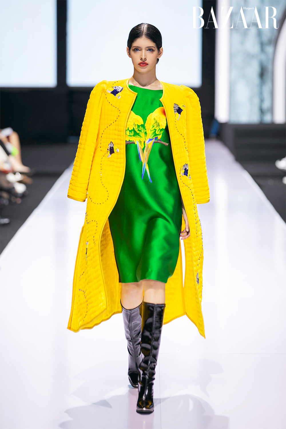 Người mẫu Andrea Aybar cực nổi bật trong áo khoác mang hoạ tiết chim sẻ thêu tay