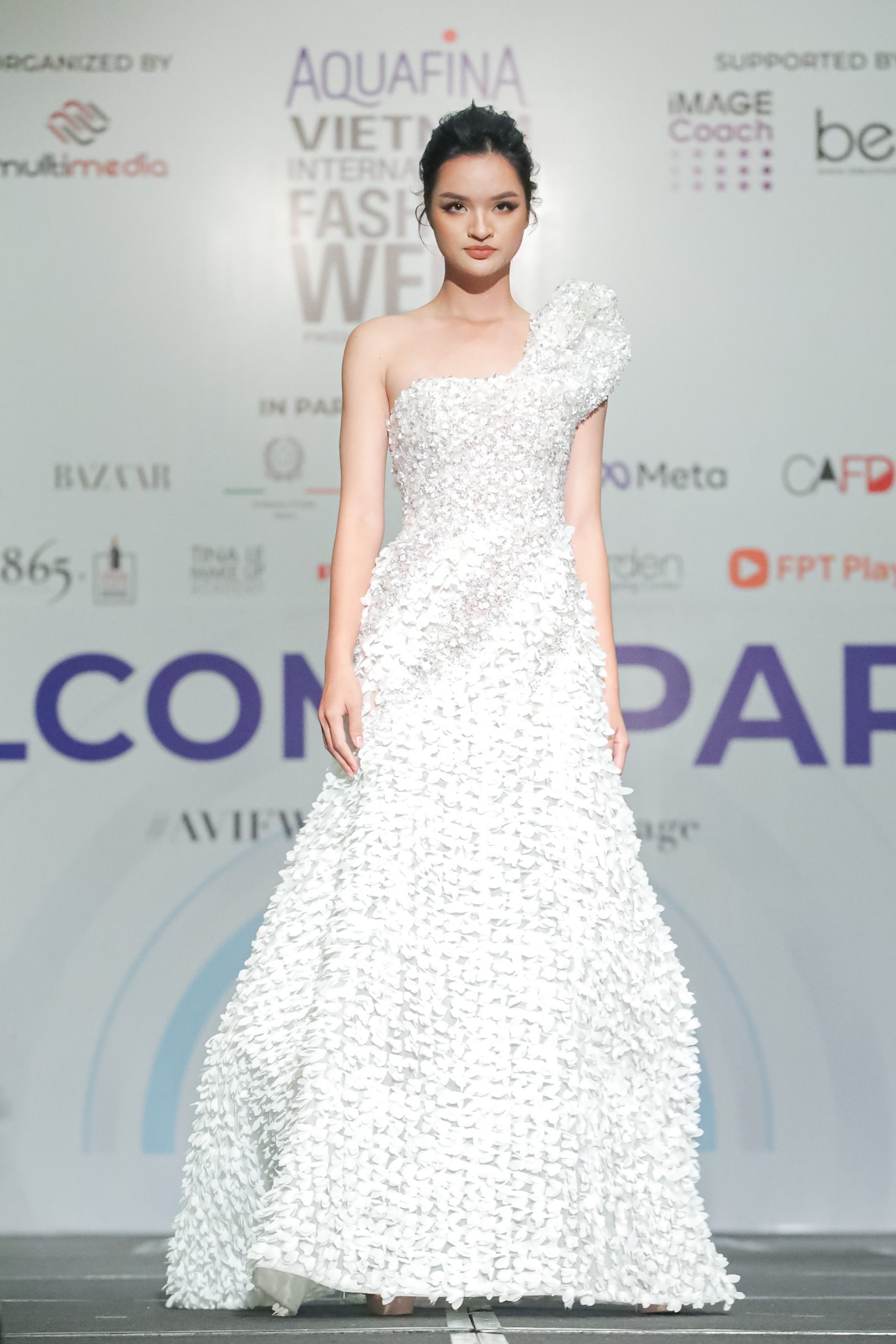 Harper's Bazaar_Aquafina Vietnam International Fashion Week AVIFW_01