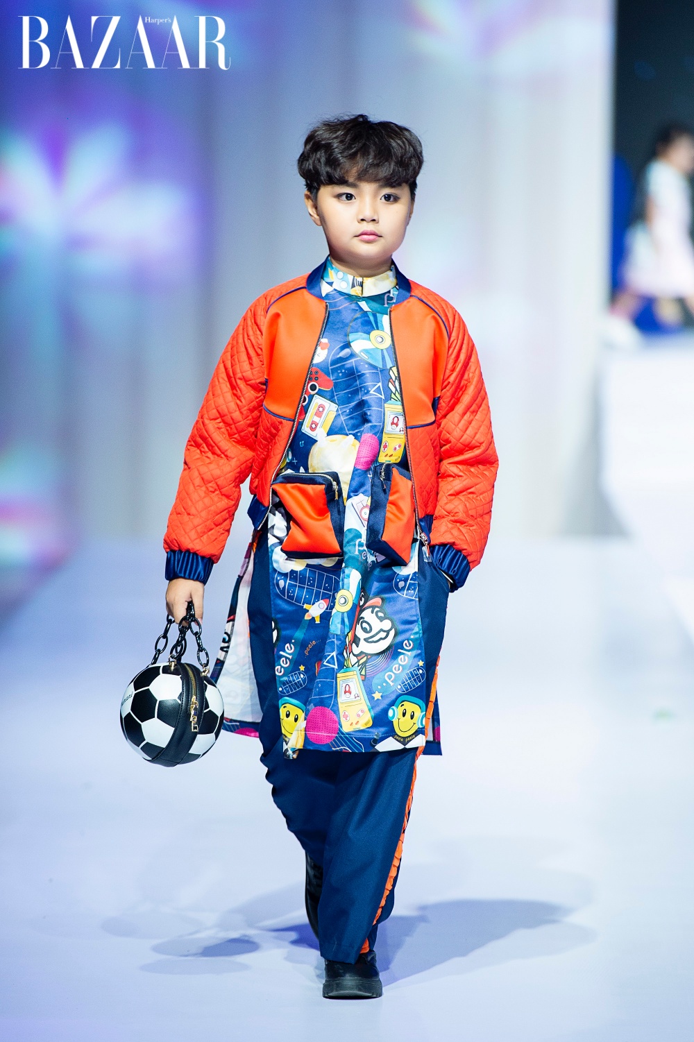 Mẫu nhí Phạm Hiếu Trung là gương mặt mở màn với bộ trang phục phá cách ấn tượng dành cho các bé trai của Việt An.