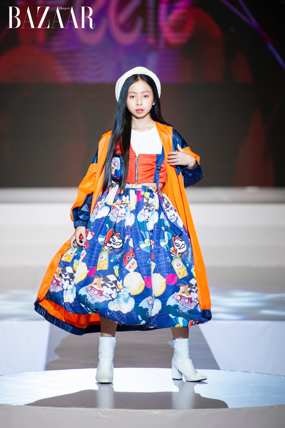 Cô bé mẫu teen Anna Nguyễn kết màn diện chiếc váy dành cho các bạn gái thích sự cá tính và nổi bật.