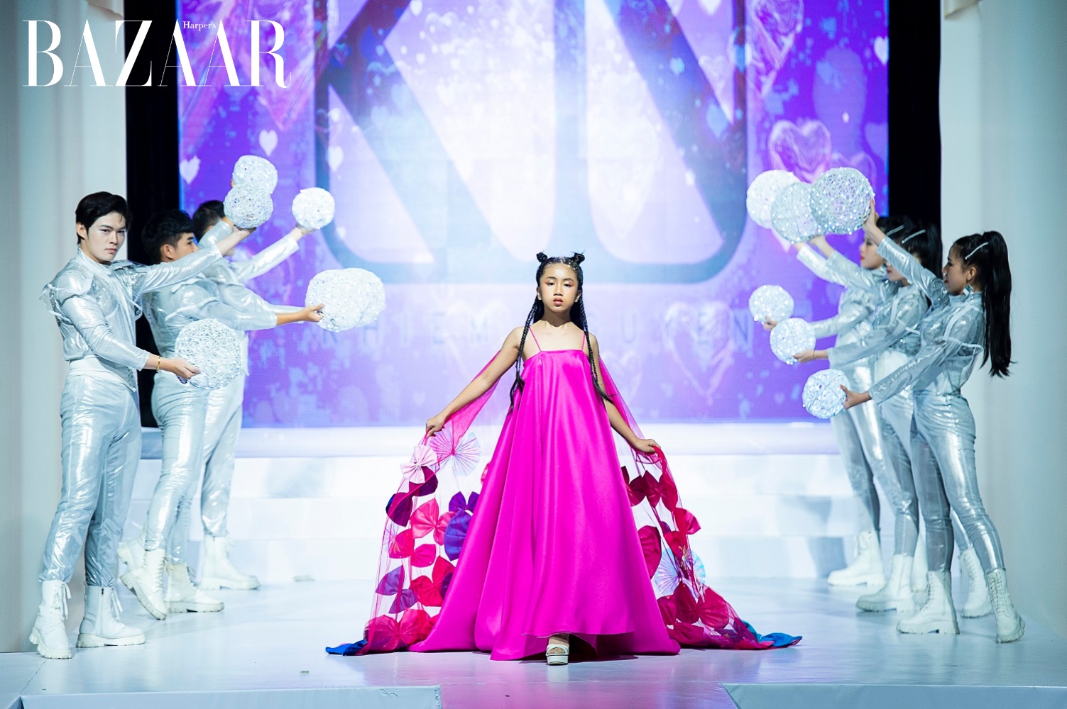 NTK Khiêm Nguyễn giao một thiết kế đính kết cầu kỳ và khá nặng cho Alice Nguyễn kết sho, màn trình diễn và xử lý thiết kế ấn tượng của cô bé đã khép lại mùa đầu tiên thành công của chương trình.