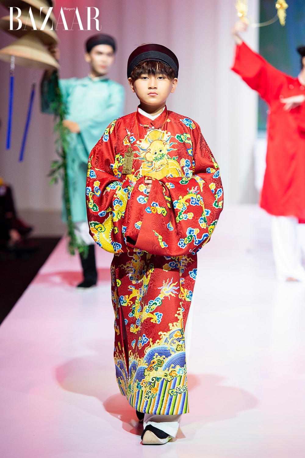 Đảm nhiệm vai trò đi kết show của Kim Trọng, mẫu nhí Vũ Ngọc Trọng Phương khoác lên mình chiếc áo tấc màu đỏ mang đến hình ảnh cung đình xưa.