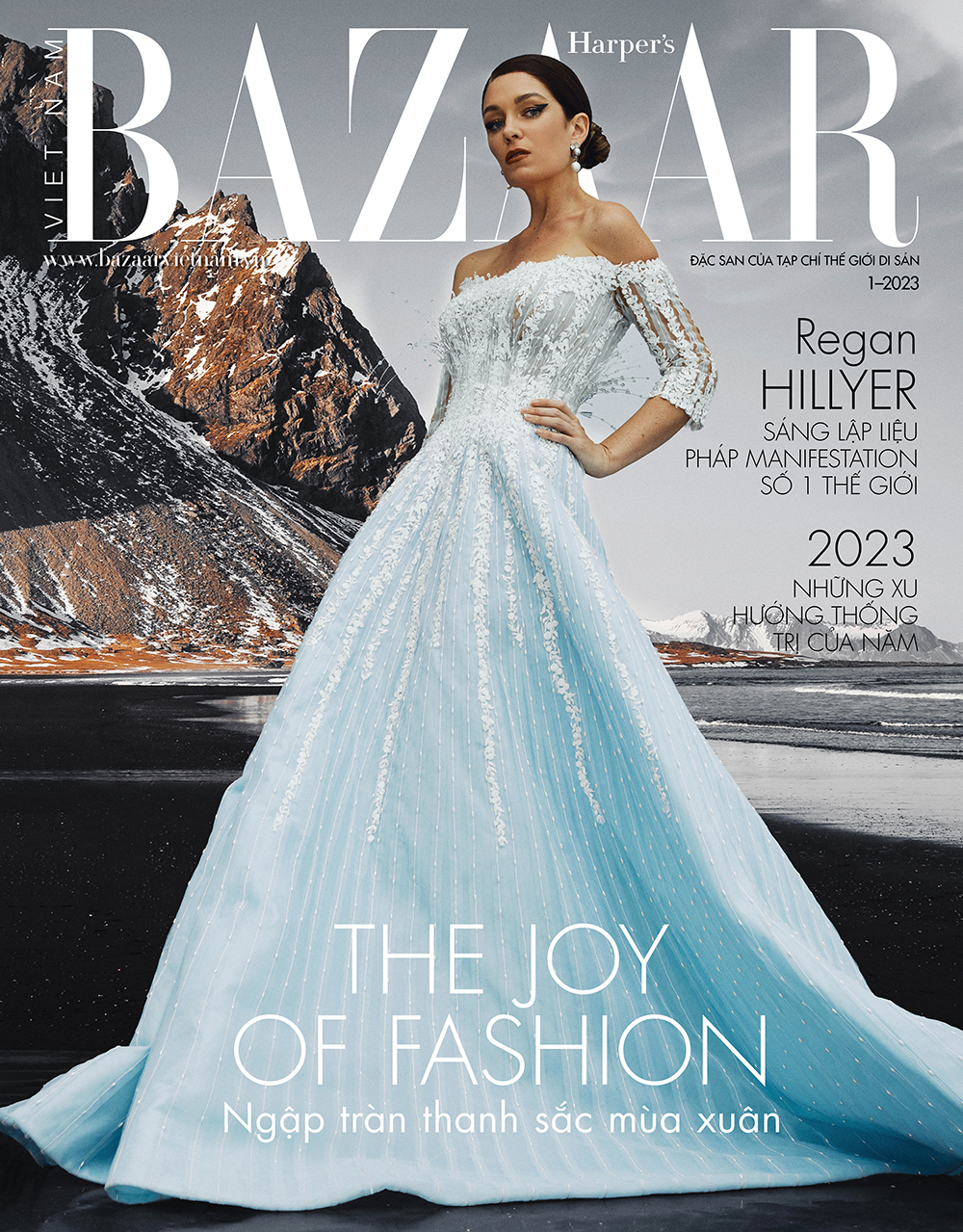 Regan Hillyer trên trang bìa Harper’s Bazaar Việt Nam 01/23. Đầm, Garimon Roferos Couture. Bông tai, Bloomingdale's