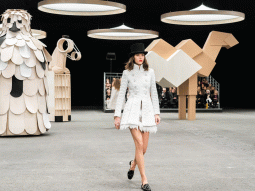 Chanel Haute Couture Xuân Hè 2023 hài hước, kịch tính bất ngờ
