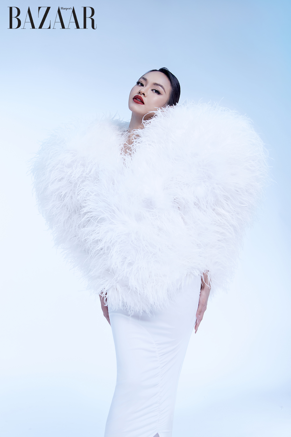 Á hậu Miss Grand Việt Nam diện trang phục tông trắng muốt.
