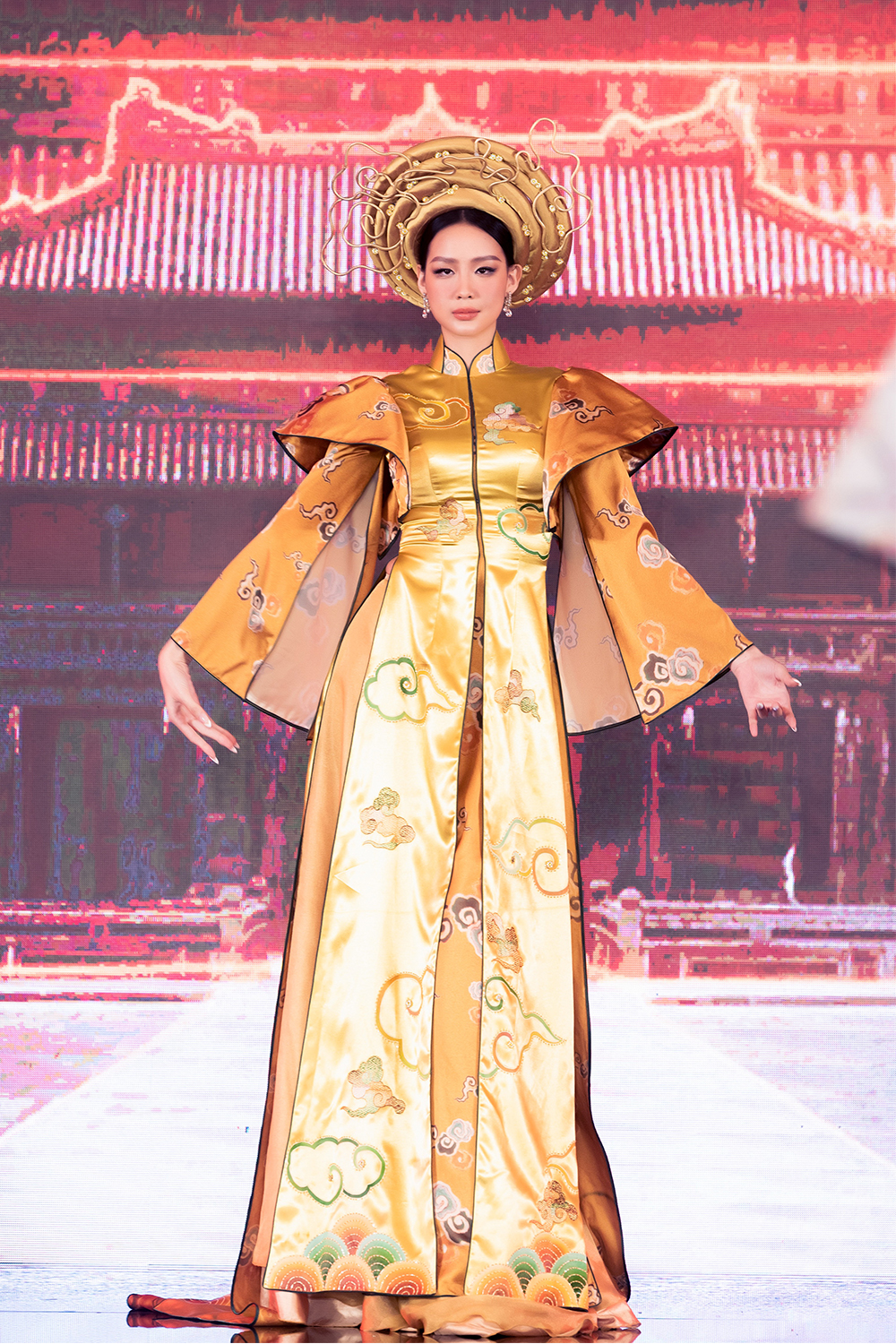 Harper's Bazaar_hoa hậu nhà Sen Vàng trình diễn áo dài_03