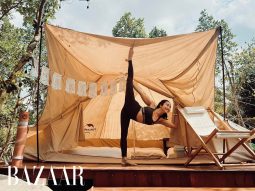 Harper's Bazaar_tập yoga thiền ngoài trời_04