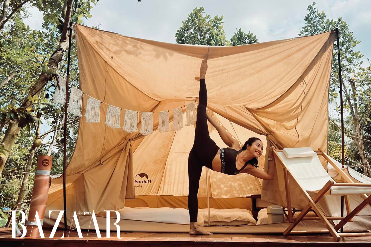 Harper's Bazaar_tập yoga thiền ngoài trời_03