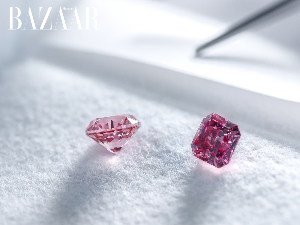 Từ trái sang: kim cương hồng đậm và kim cương hồng thẫm. 
