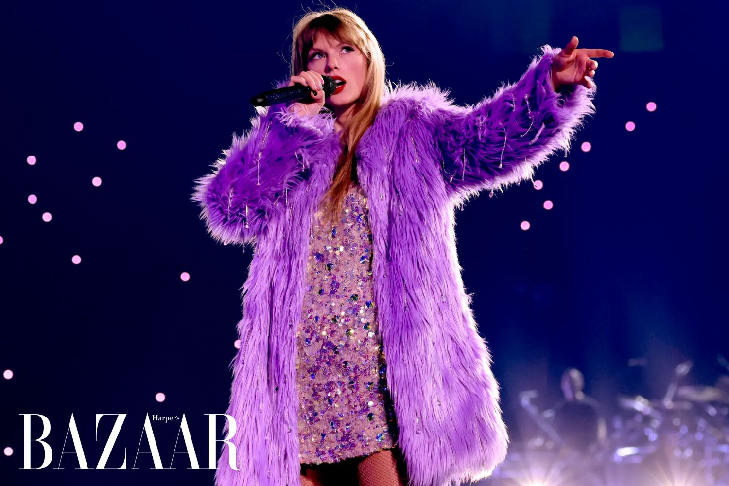 Taylor Swift chọn chiếc áo khoác Oscar de la Renta màu tím kết hợp với váy đính sequin cùng tông