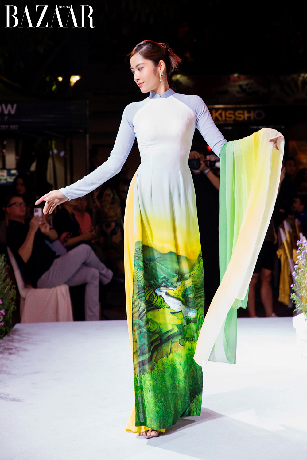 Harper's Bazaar_Áo dài Trung Đinh tại Lễ hội áo dài TPHCM 2023_03