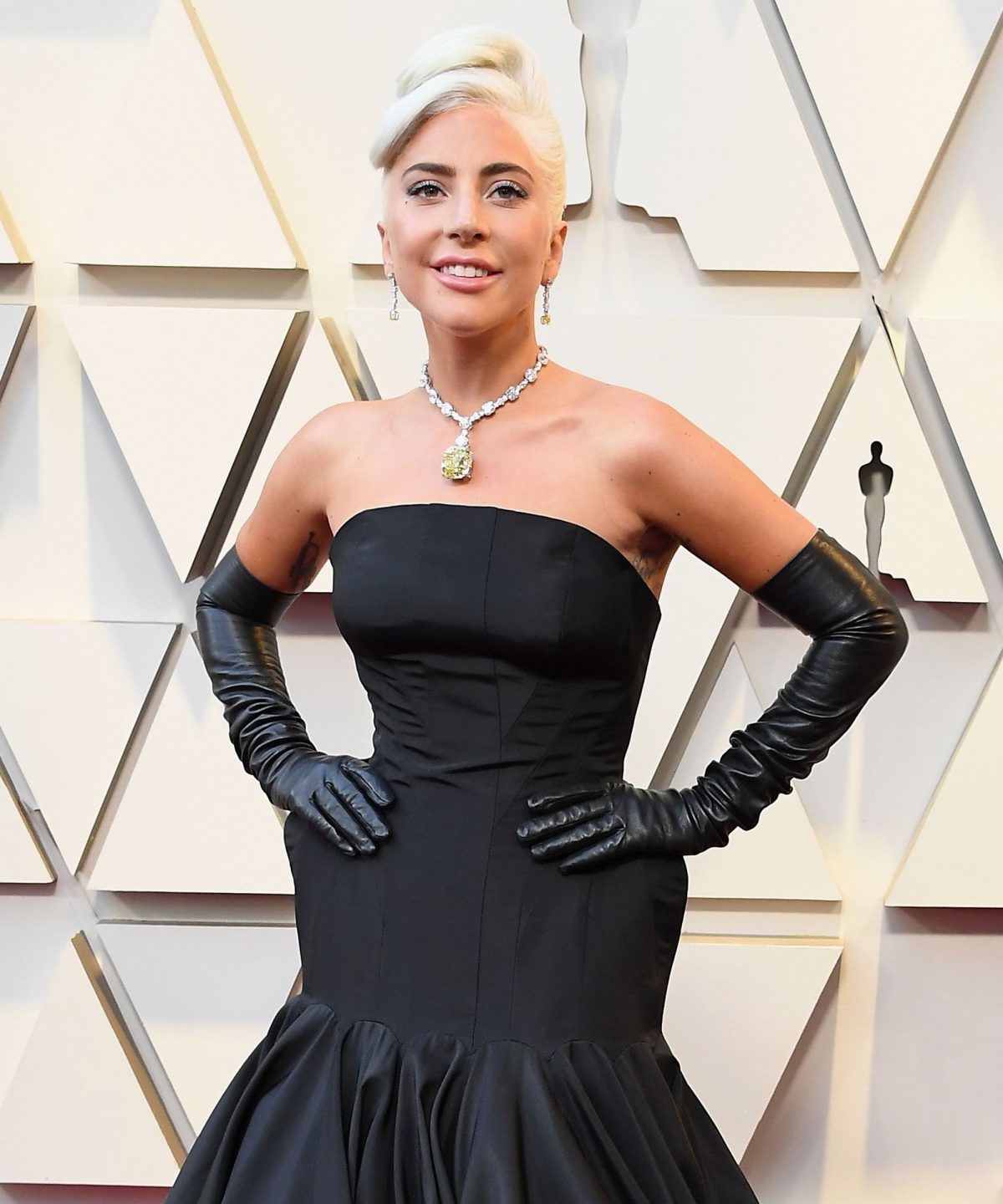 Lady Gaga trên thảm đỏ Oscar 2019 chiếc vòng cổ gắn kim cương Tiffany. 