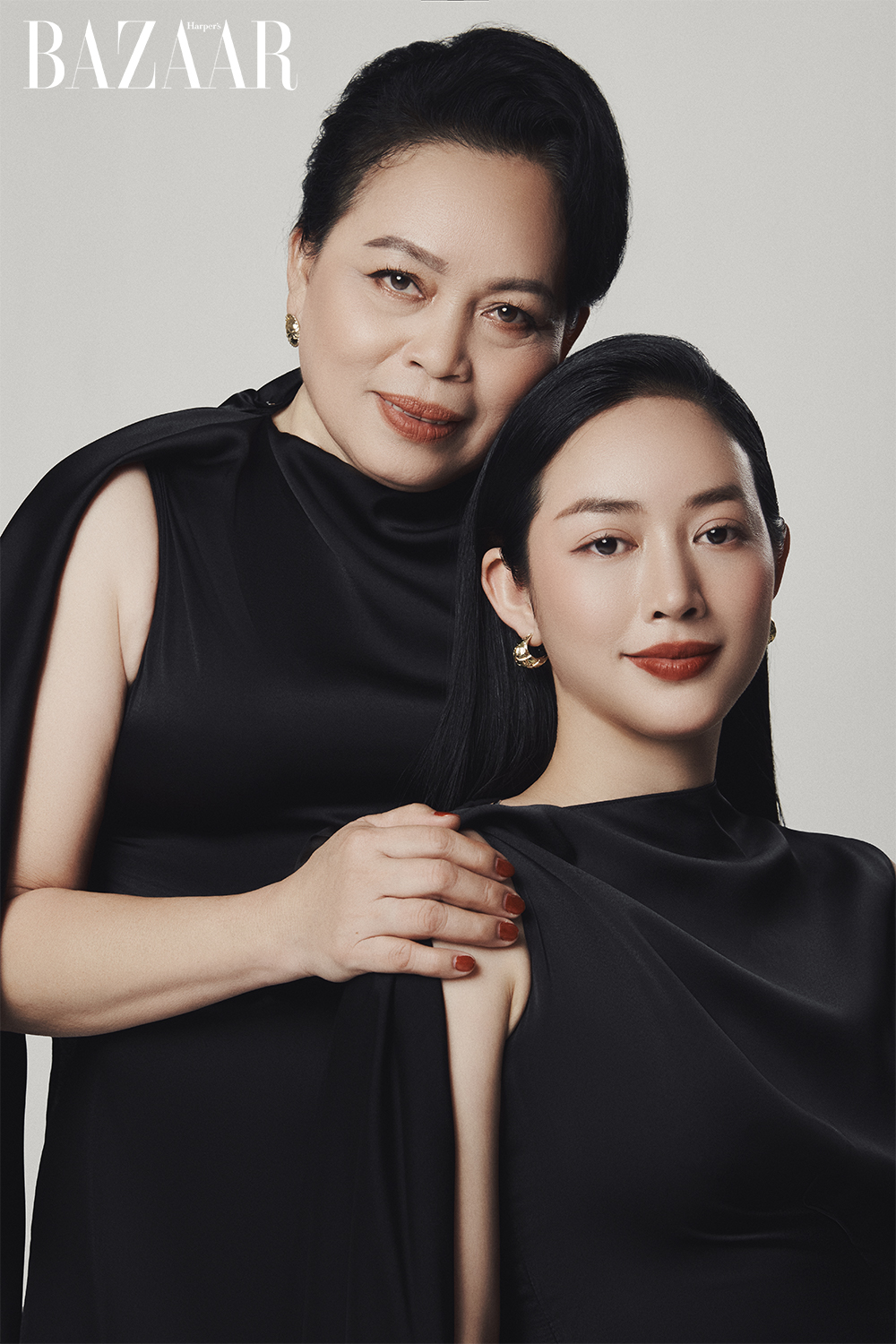 Mai Thanh Hà và mẹ trong bộ ảnh tôn vinh truyền thống yêu thương gia đình.