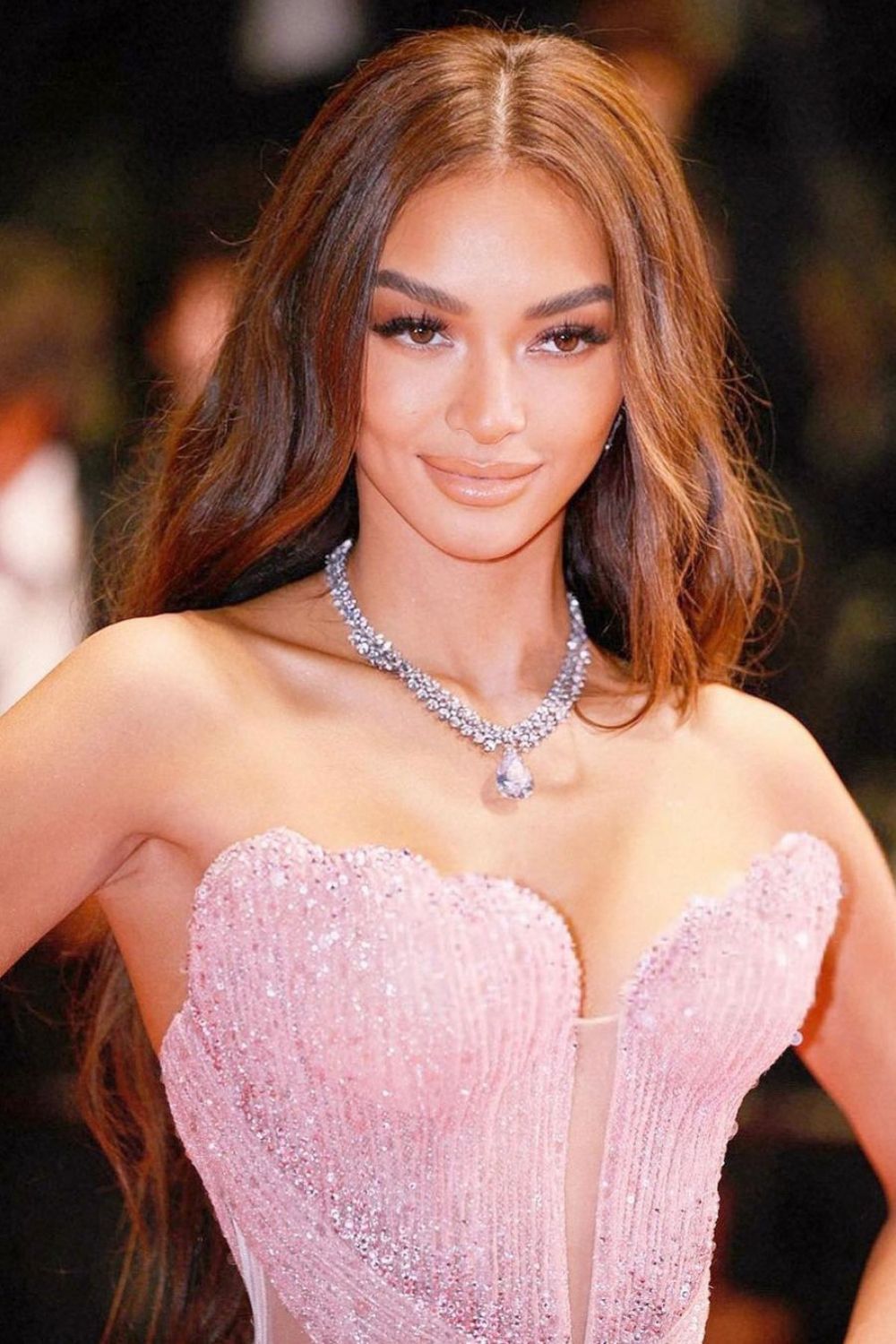 Kylie Verzosa ngọt ngào với vòng cổ Lvna by Drake Dustin tại thảm đỏ Cannes 2023.