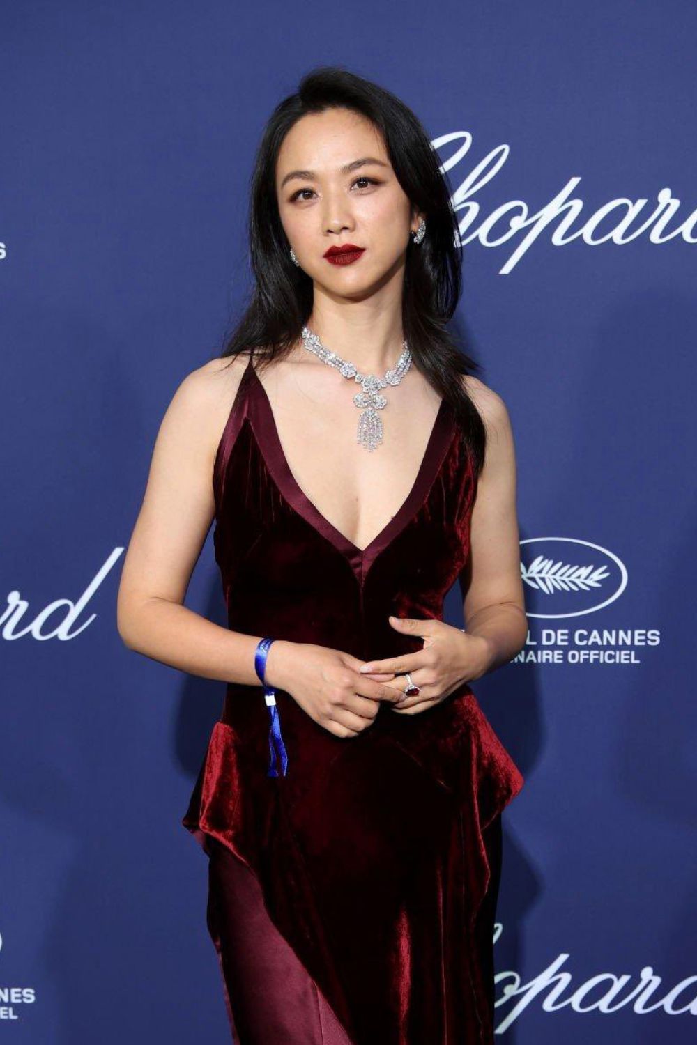 Diện mạo rạng rỡ của nữ diễn viên Thang Duy trên thảm đỏ Cannes.