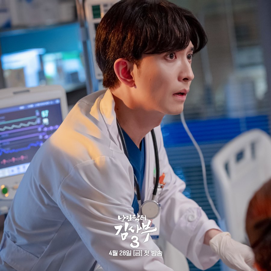Jung In Su (Yoon Na Moo đóng) phim Người thầy y đức 3 (Dr. Romantic 3)