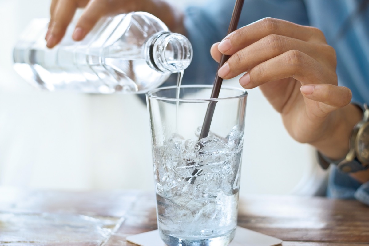 Uống nước lạnh giảm cân hơn nước ấm?