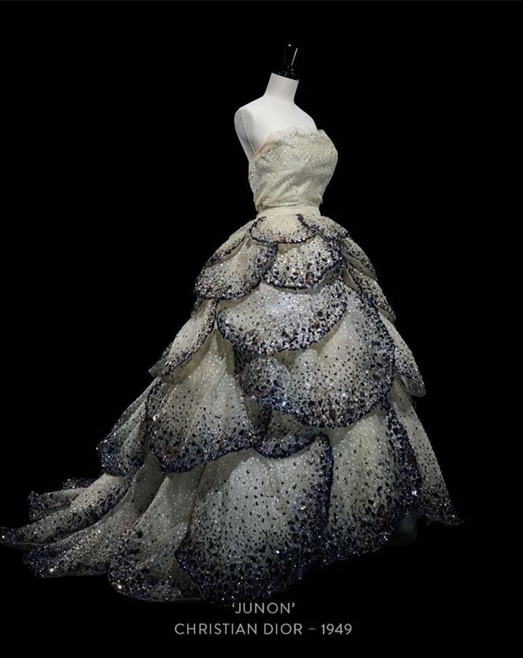 Natalie Portman mặc đầm haute couture 73 năm tuổi của Dior