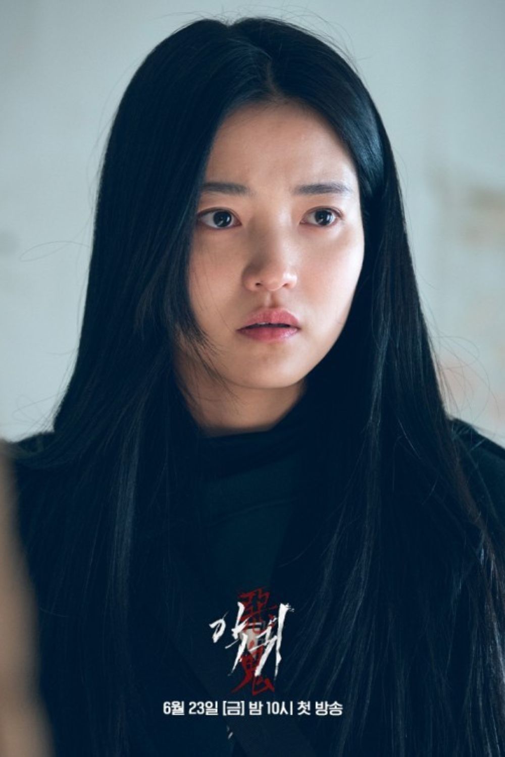 Kim Tae Ri vào vai diễn hai nhân vật Goo San Young trong Revenant.