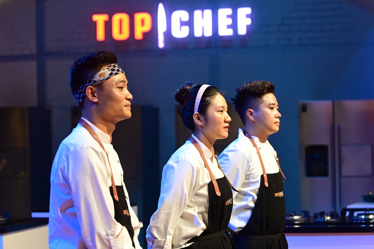 Chef Nguyễn Văn Long (ngoài cùng bên trái) bị loại trong tập 2.
