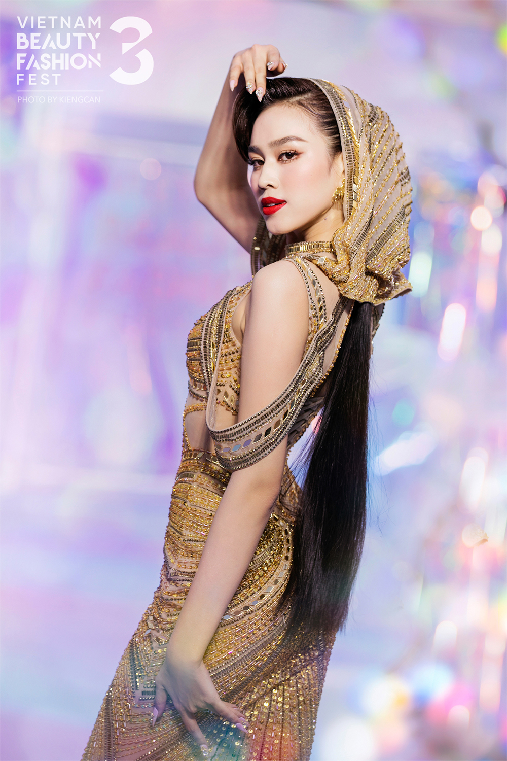 Harper's Bazaar_Show thời trang Queening của Nguyễn Minh Tuấn_08