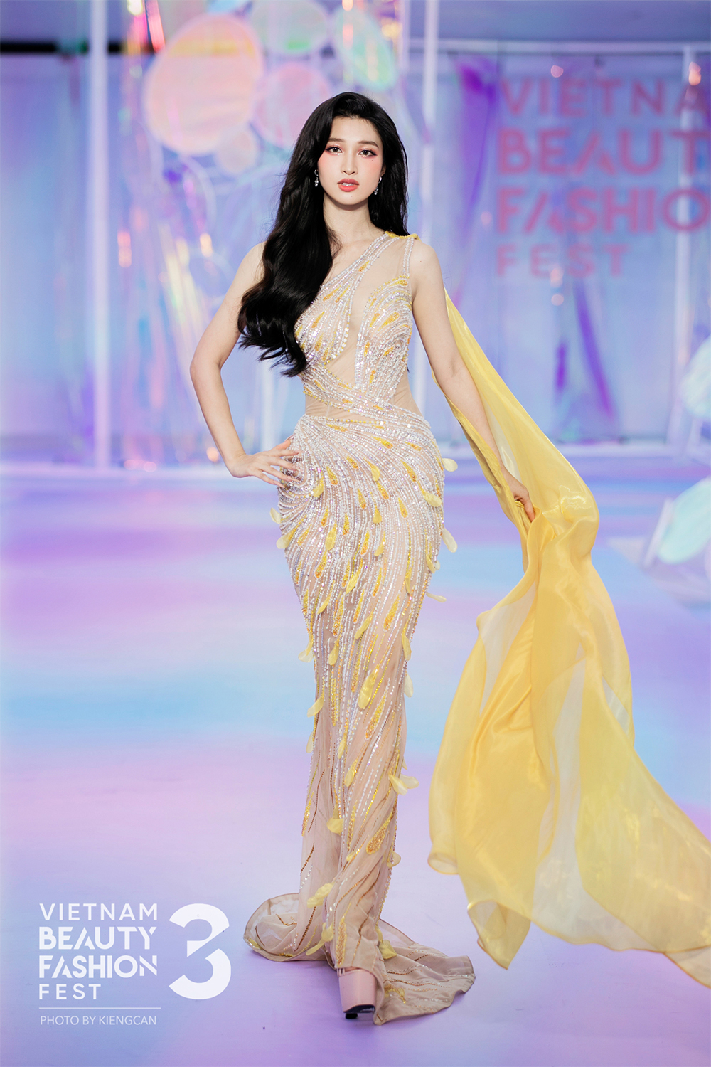 Harper's Bazaar_Show thời trang Queening của Nguyễn Minh Tuấn_07