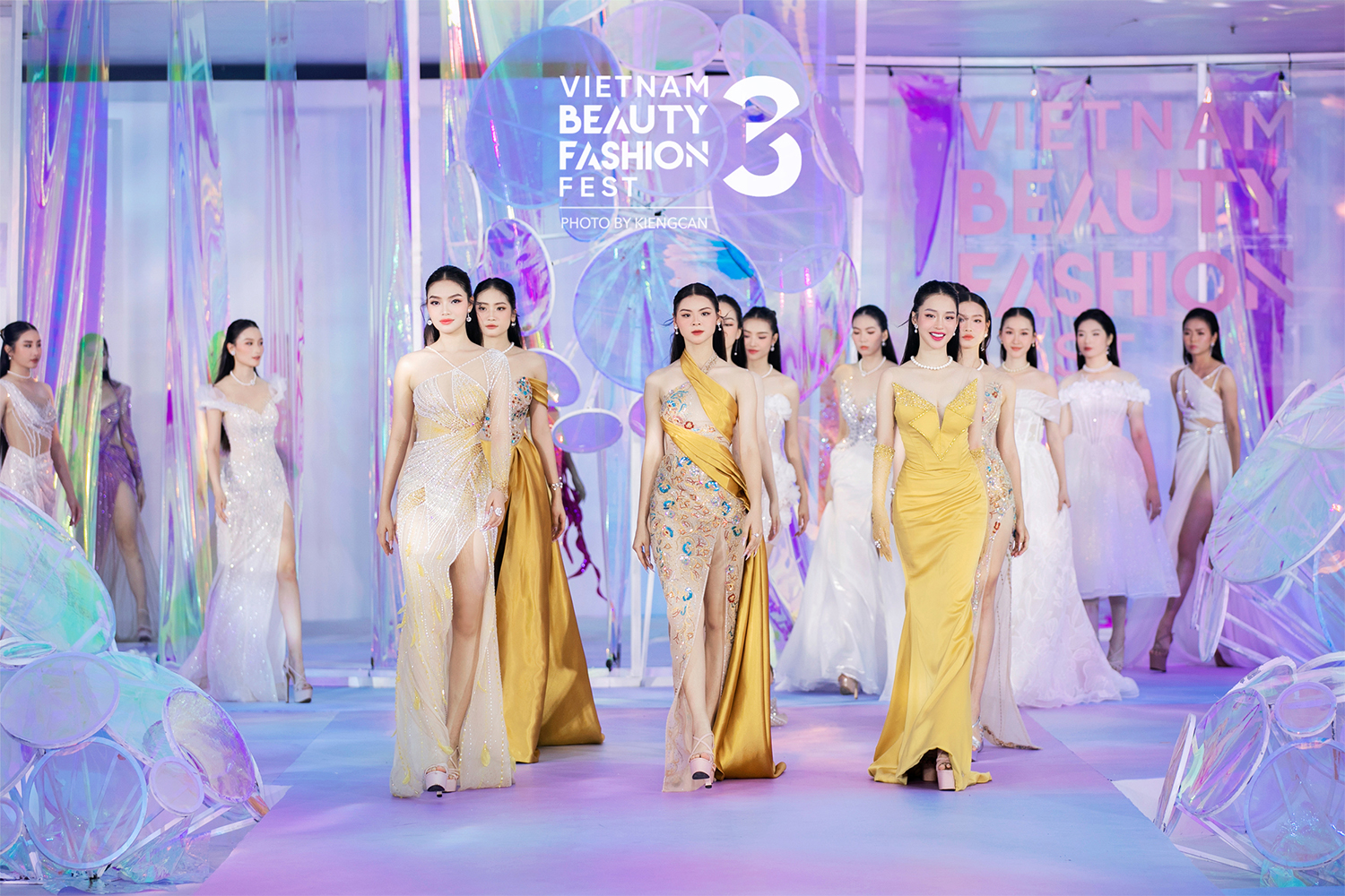 Harper's Bazaar_Show thời trang Queening của Nguyễn Minh Tuấn_01