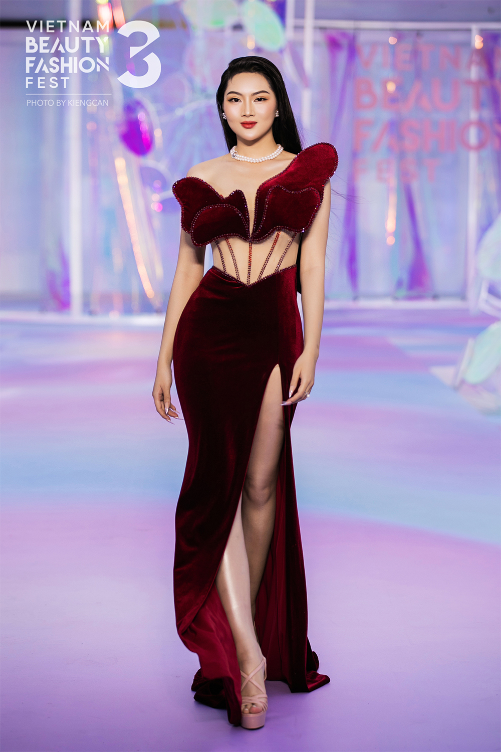 Harper's Bazaar_Show thời trang Queening của Nguyễn Minh Tuấn_04