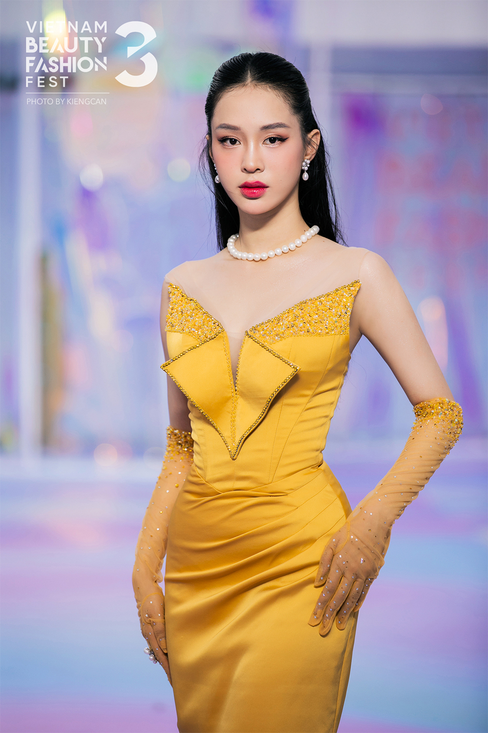 Harper's Bazaar_Show thời trang Queening của Nguyễn Minh Tuấn_06