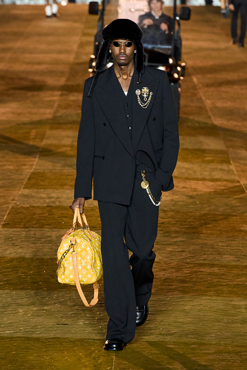 Chiếc túi xách Millionaire Speedy là vật phẩm kết lại show Louis Vuitton Men Xuân Hè 2024. Ảnh: ImaxTree